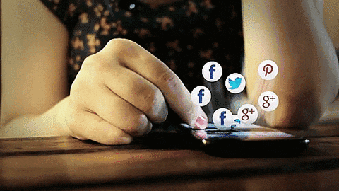 scorrere i social media - gif