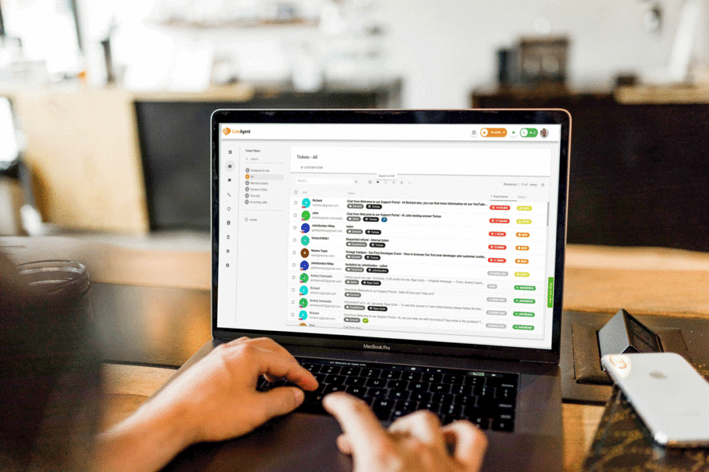 Inbox universale di LiveAgent su schermo del computer