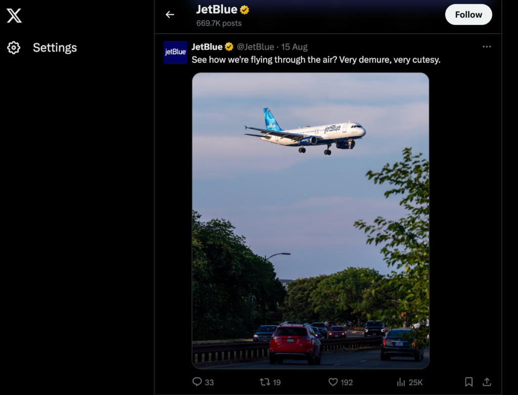 Screenshot di uno dei post sui social media di JetBlue che fa riferimento a una frase virale di recente