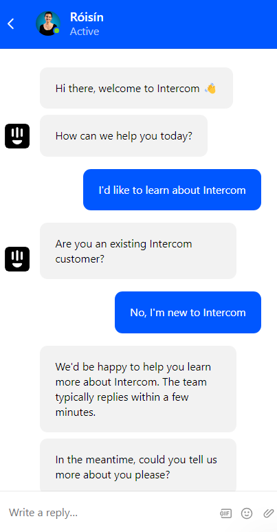 Cliente che ha una conversazione con il chatbot di Intercom