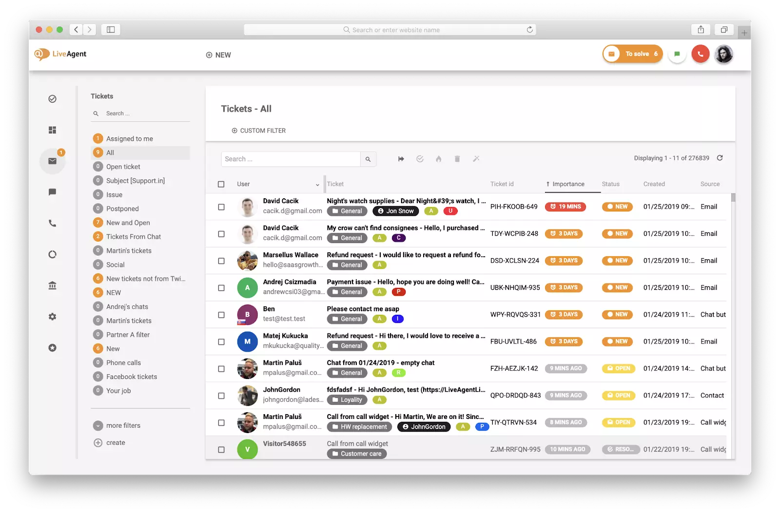 Casella di posta unificata di LiveAgent che mostra tutti i ticket ordinati e categorizzati per canale con indicatori di priorità e stato