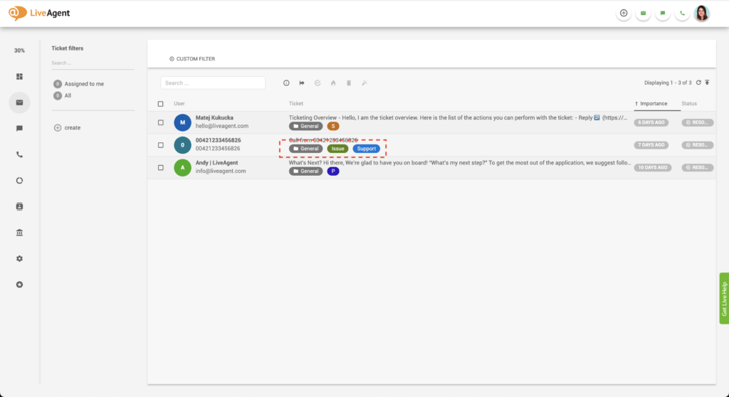 L'immagine mostra diversi tag relativi a un ticket clienti nella posta in arrivo universale