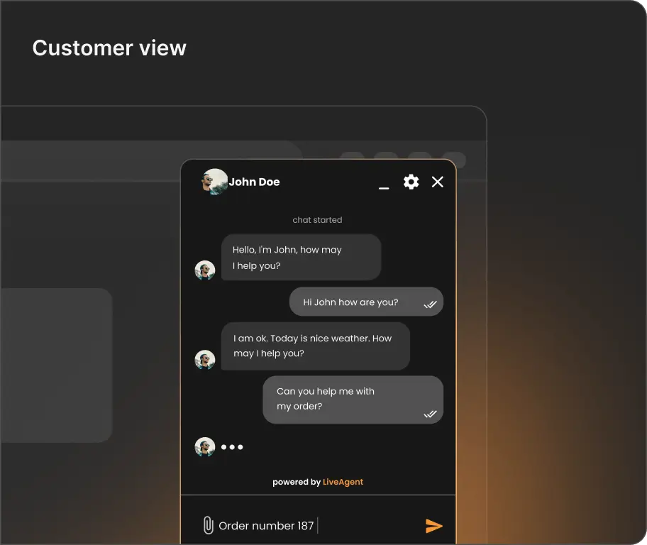 Cliente che utilizza il software di live chat su un sito web