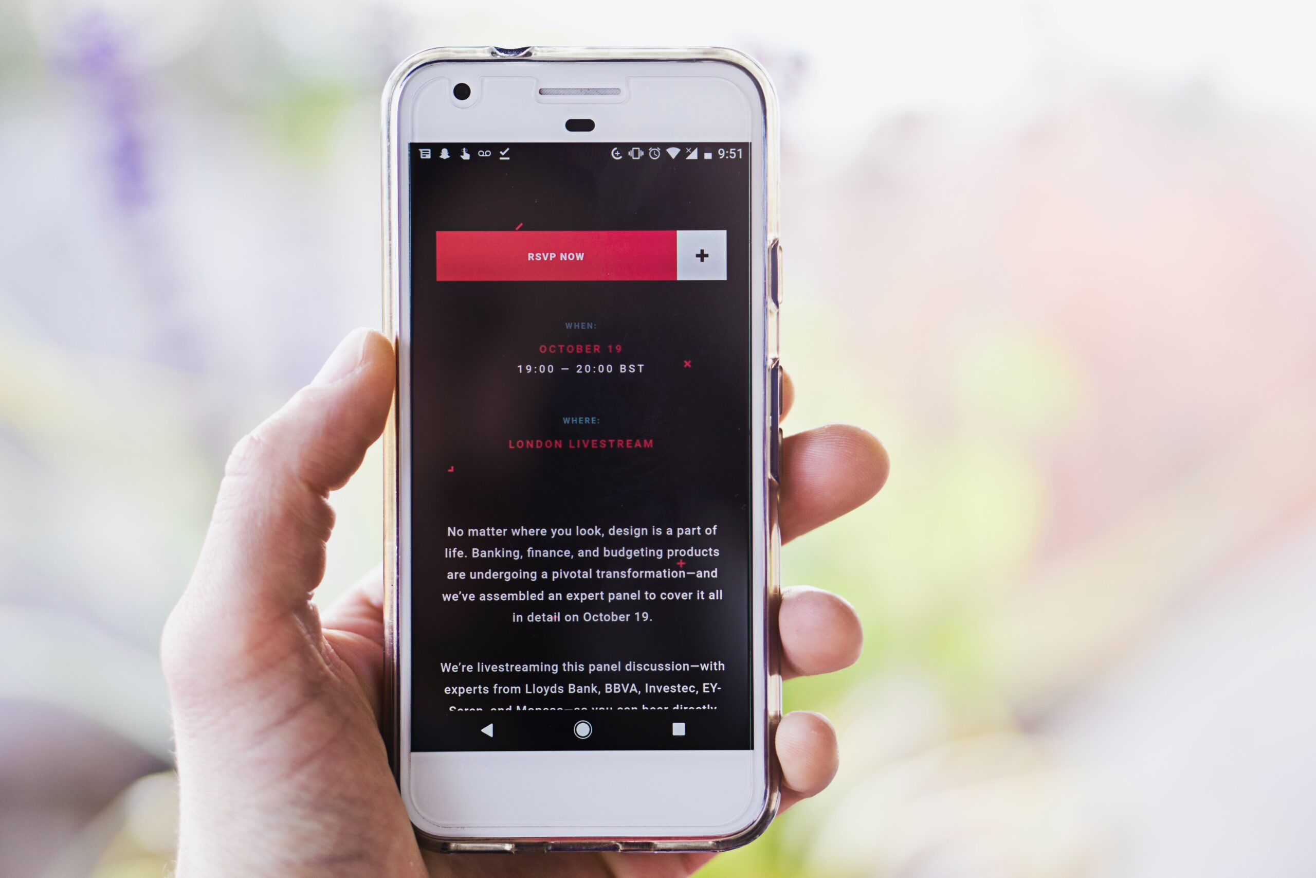 Partecipanti all'evento che fanno networking